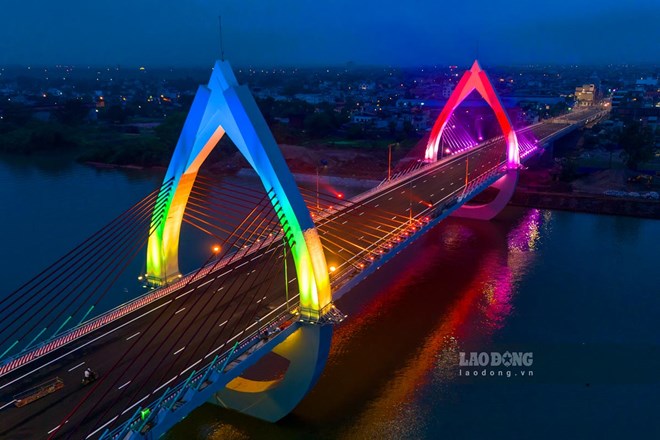 Cầu Thiên Trường có hình dáng búp sen với hệ thống đèn chiếu sáng độc đáo, được ví như biểu tượng mới của tỉnh Nam Định. Ảnh: Lương Hà
