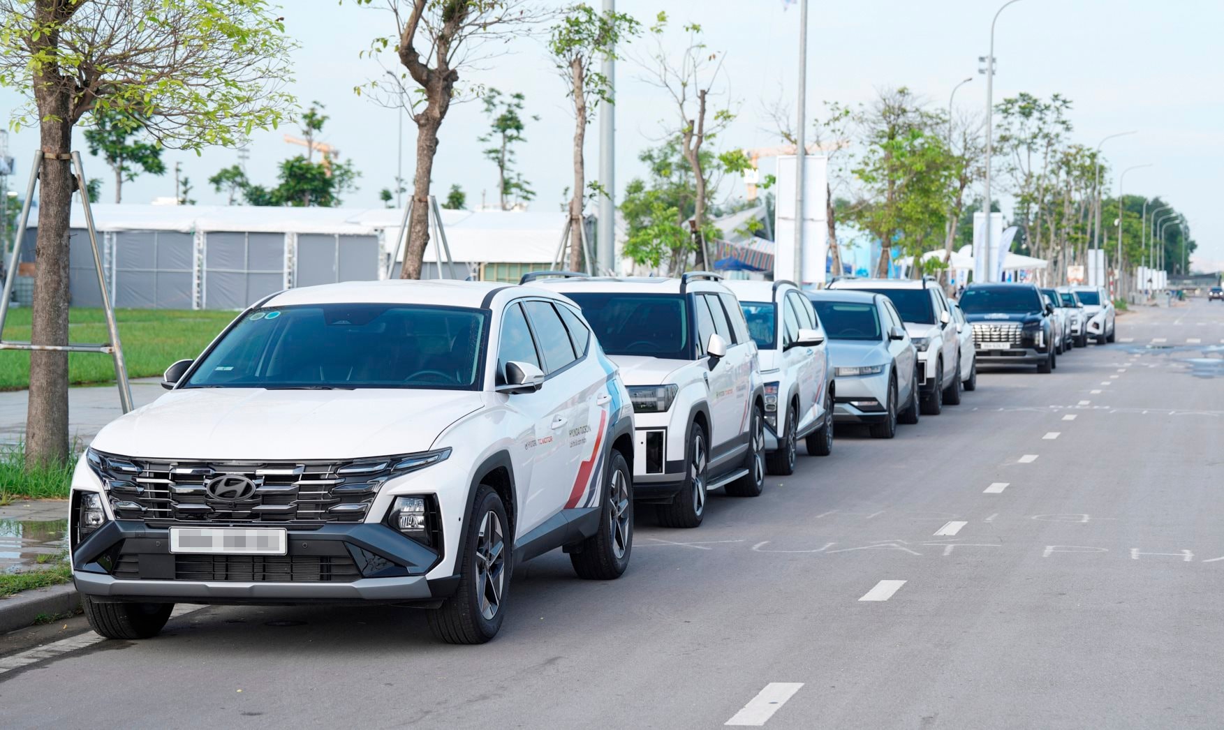 1-dan-xe-cua-hyundai-cho-khach-hang-lai-thu-.jpg
