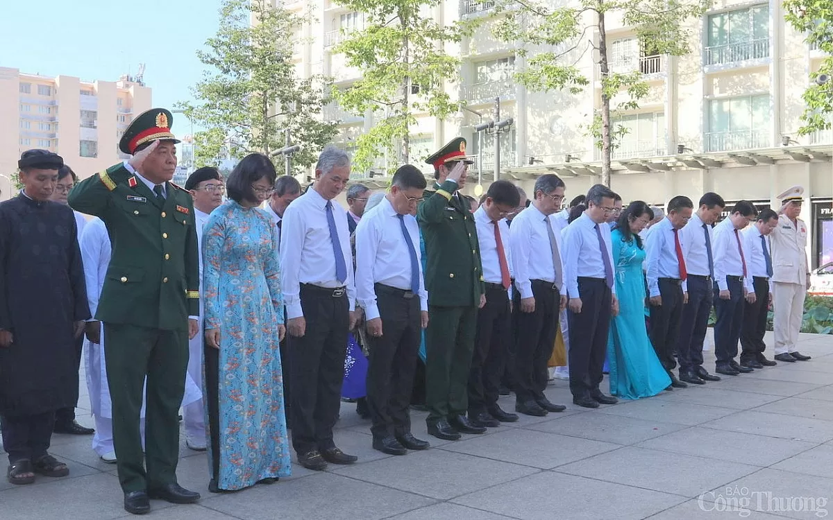 Lãnh đạo, nhân dân TP. Hồ Chí Minh dâng hương tưởng nhớ Bác Hồ