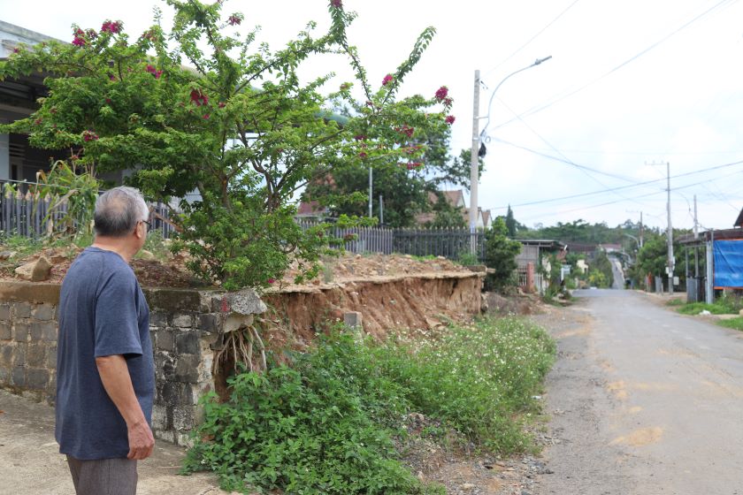 Người dân rất mong dự án sớm hoàn thành. Ảnh: Lam Hồng