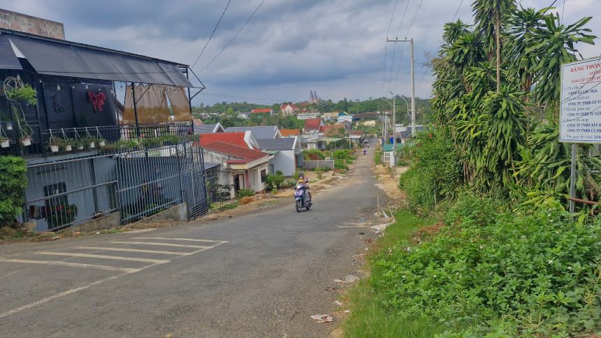 Khu vực chưa thi công có độ dốc lớn. Ảnh: Lam Hồng