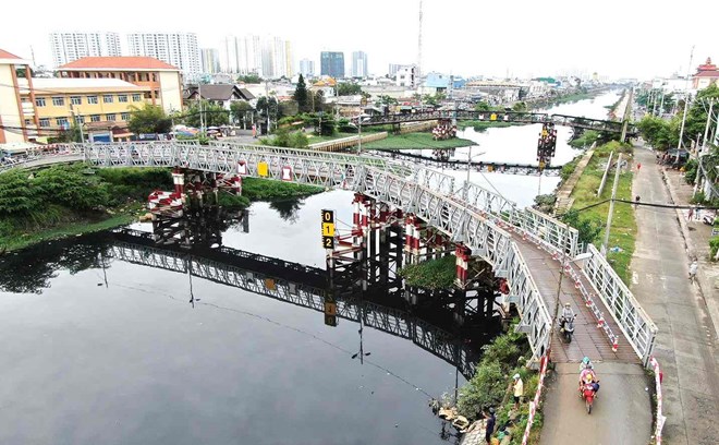 Cầu Rạch Cát mới chưa xây, người dân Quận 8 đi lại qua 2 cầu cũ bằng sắt. Ảnh: Hoàng Hùng