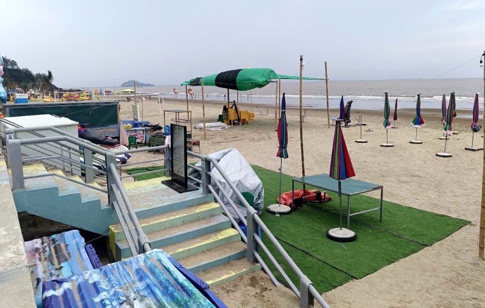 Có hàng chục trường hợp dựng lều lán, chiếm dụng bờ biển, bãi cát trái phép. Ảnh: Quách Du