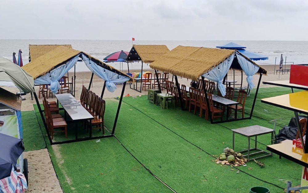 Lều quán được dựng lên, với đầy kê các bộ bàn ghế ngay trên