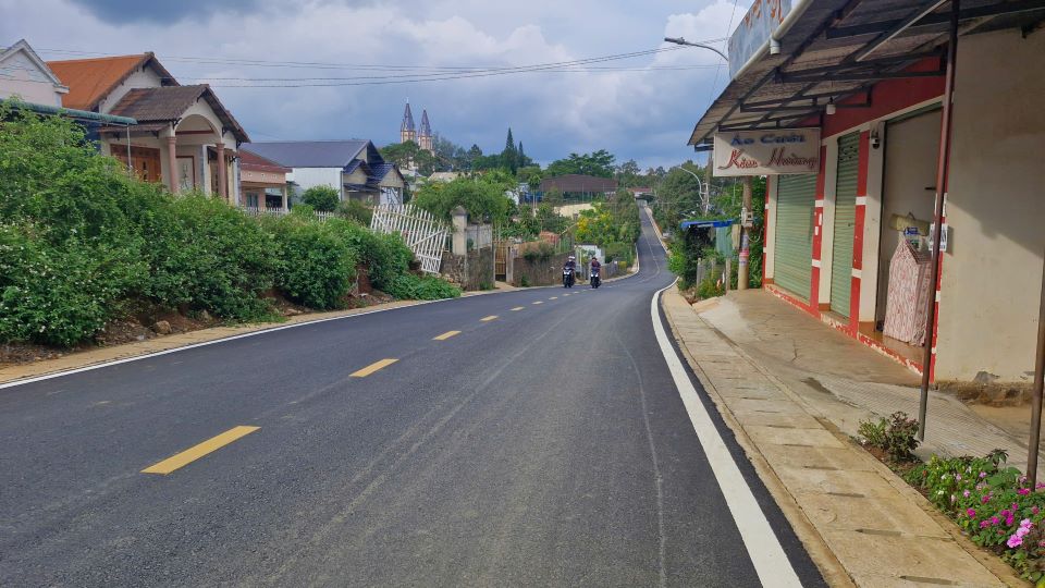 Đoạn đường đã thi công hoàn thiện. Ảnh: Lam Hồng