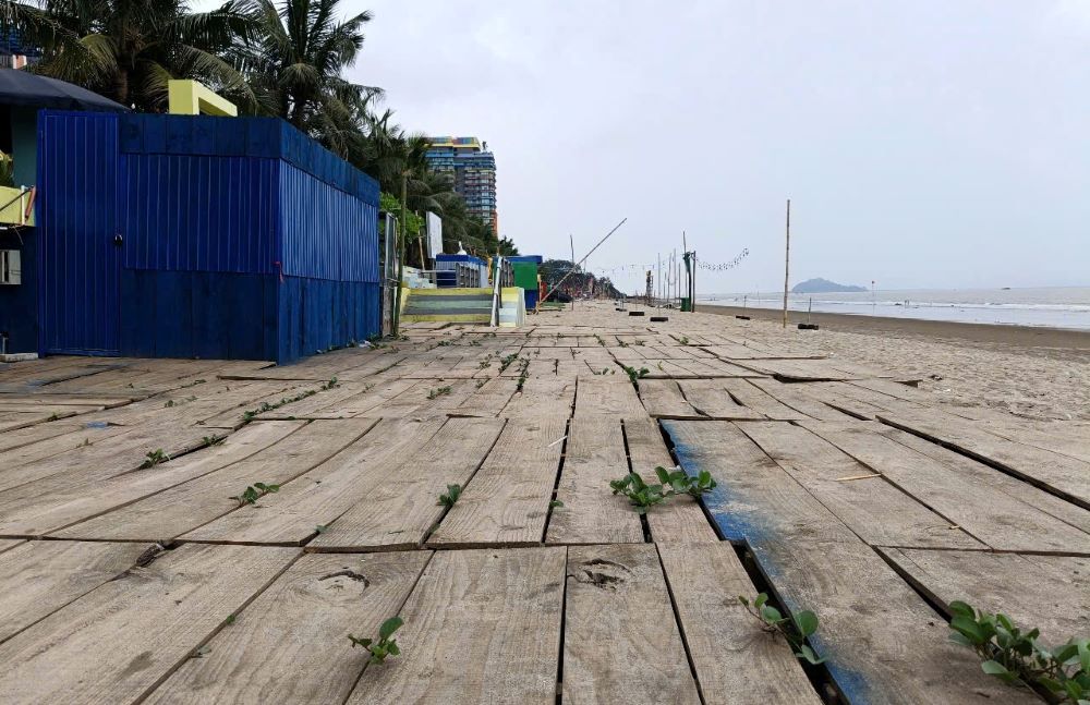 Trải thảm nhựa hoặc xếp ván gỗ trên bãi cát để kinh doanh. Ảnh: Quách Du