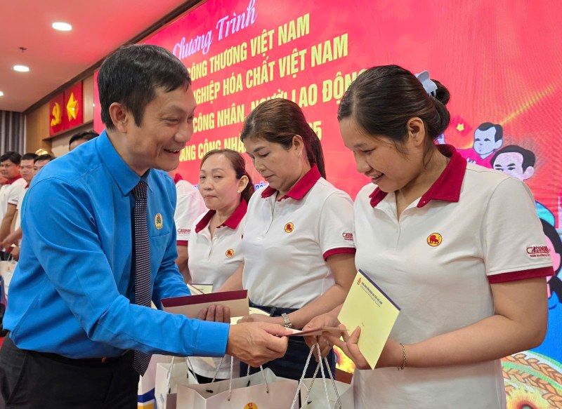 Ông Lê An Hải - Chủ tịch Công đoàn Công thương Việt Nam - tặng quà cho các người lao động có hoàn cảnh khó khăn của Casumina. Ảnh: Nam Dương