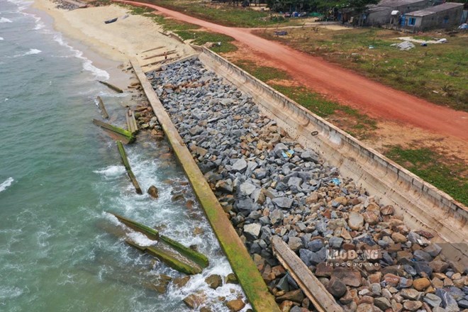 Chấm dứt dự án kè biển gần 80 tỉ đồng ở Bình Định vì không trụ nổi sóng lớn