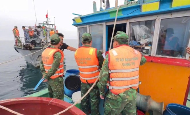 Tàu cá cõng thêm thiết bị giám sát hành trình để trục lợi tiền hỗ trợ