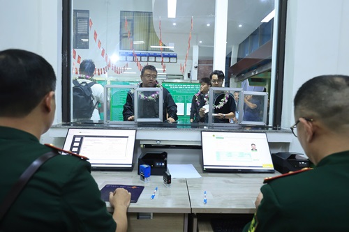 Hành khách làm thủ tục nhập cảnh. Ảnh: VNR