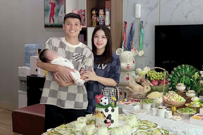Nhan sắc rạng rỡ của vợ trung vệ Bùi Tiến Dũng sau khi sinh con thứ 3