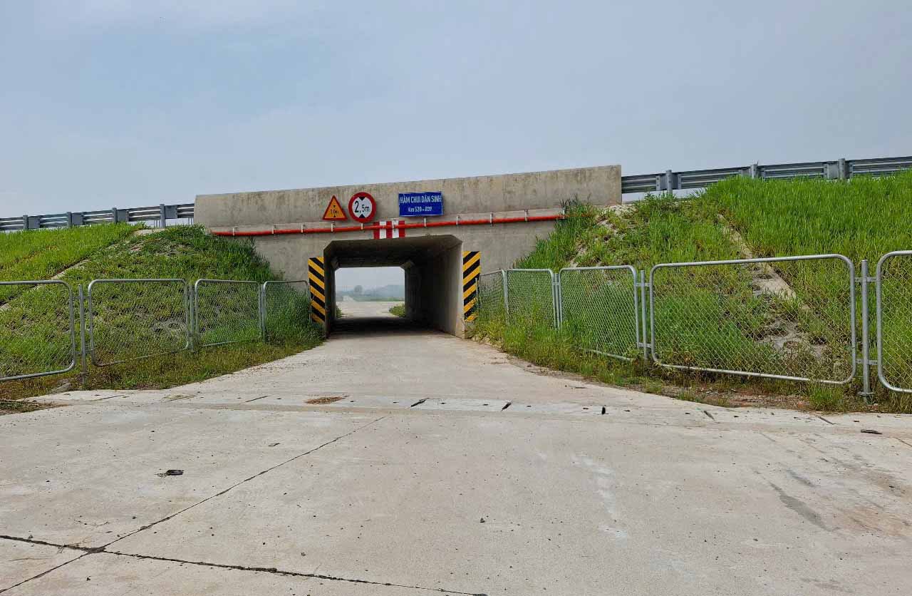 Khi lụt lớn, cống chui dân sinh cũng có tác dụng tiêu, thoát lũ. Ảnh: Trần Tuấn.