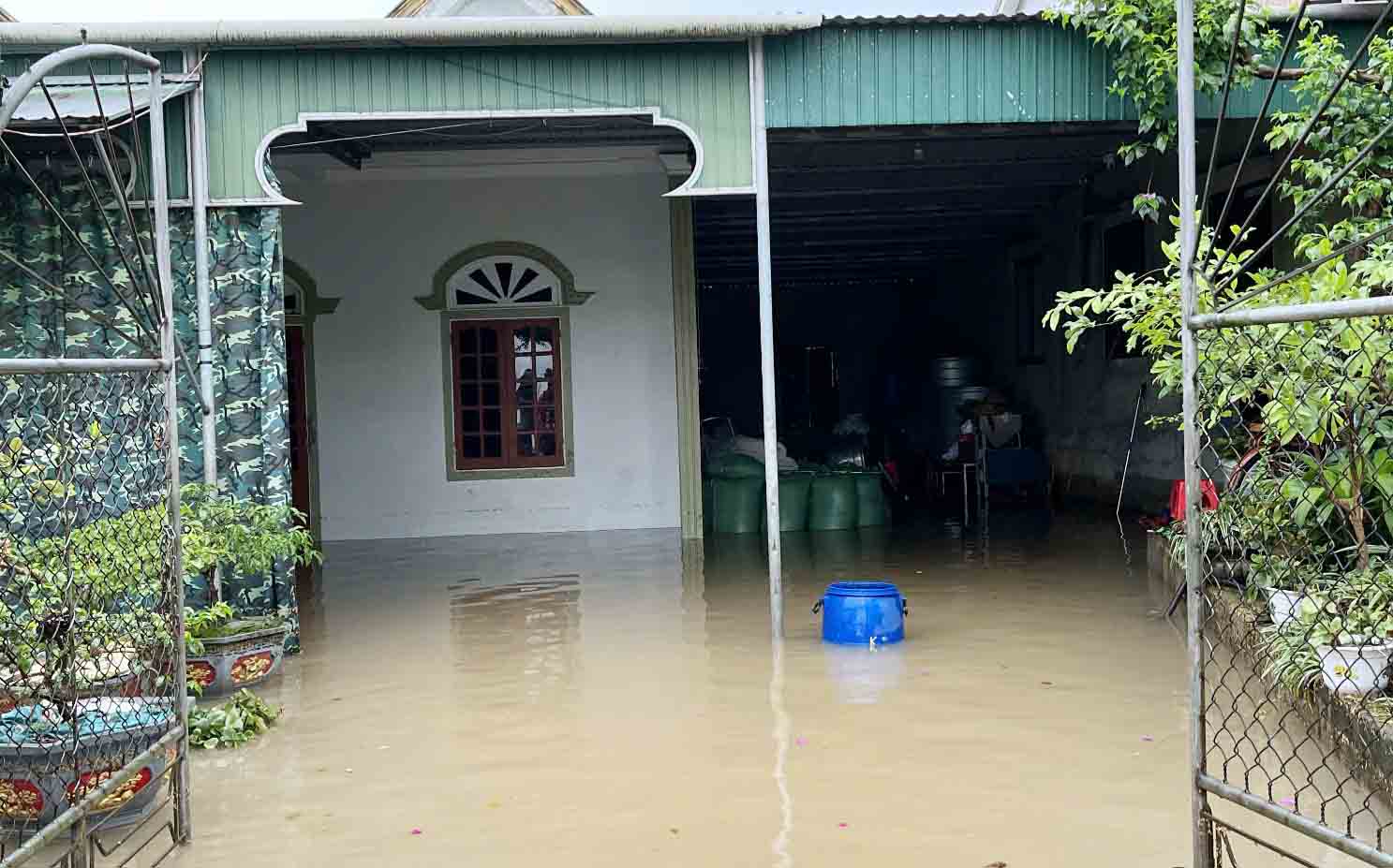 Nước ngập sâu nhà dân ở xã Cẩm Thạch. Ảnh: Trần Tuấn.