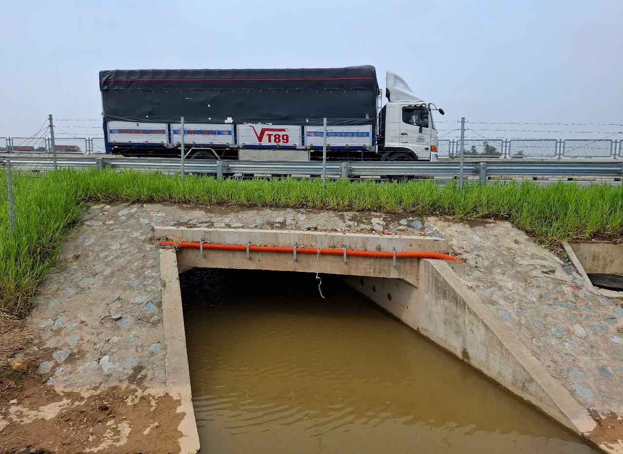 Một cống thoát nước qua đường cao tốc đoạn Hàm Nghi - Vũng Áng. Ảnh: Trần Tuấn.