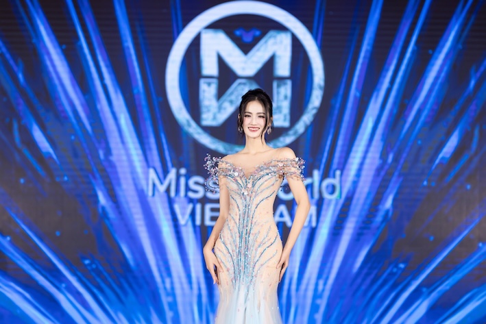 Phom dáng đuôi cá có thể gây khó khăn cho Ý Nhi khi di chuyển tại đêm chung kết Miss World.