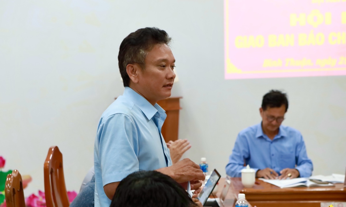 Ông Phạm Ly Kha - Phó Phòng Nông nghiệp Môi trường huyện Tánh Linh trả lời về vấn đề xử lý biệt thự xây trái phép, cung cấp thông tin cho báo chí. Ảnh: Duy Tuấn