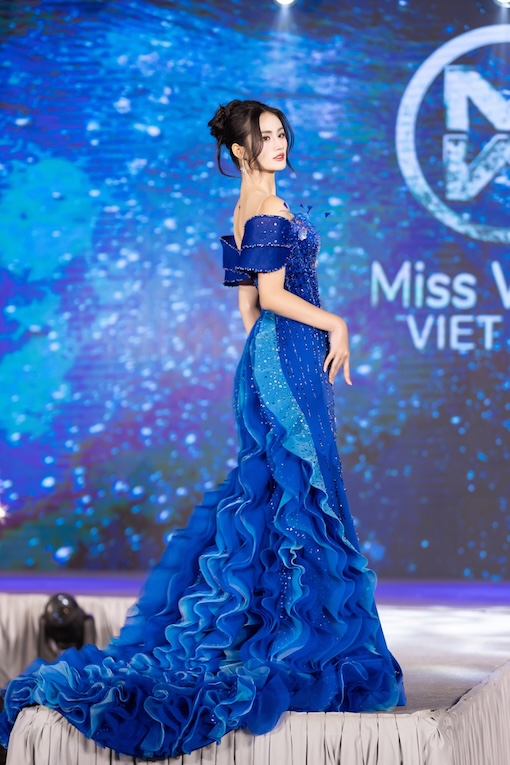 Mẫu đầm xanh có thể giúp Ý Nhi tôn làn da trắng nhưng tổng thể lại khiến cô trở nên già dặn hơn. Ảnh: Sen Vàng.