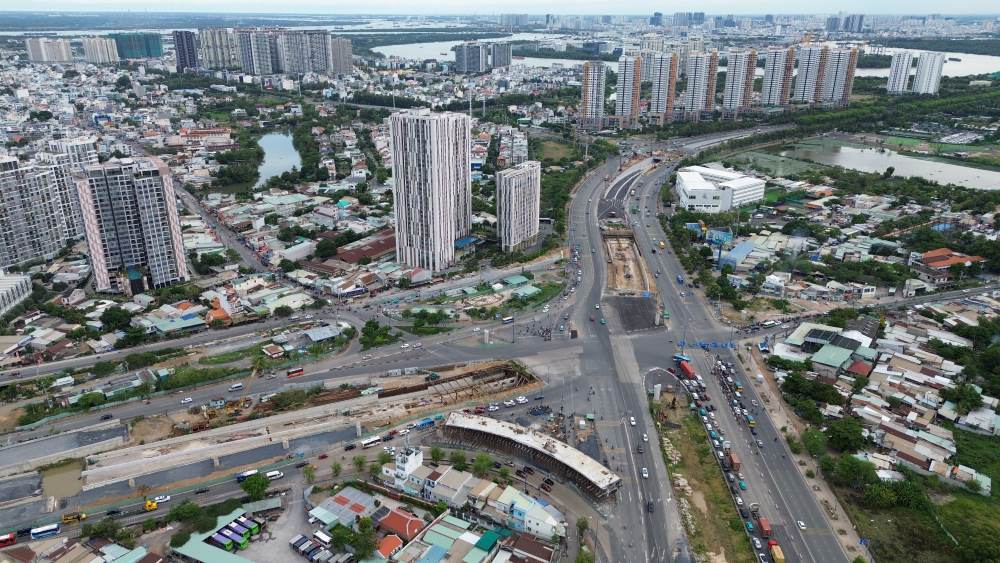 Nút giao An Phú cần sớm gỡ vướng mặt bằng để hoàn thành toàn bộ cuối năm 2025.  Ảnh: Anh Tú