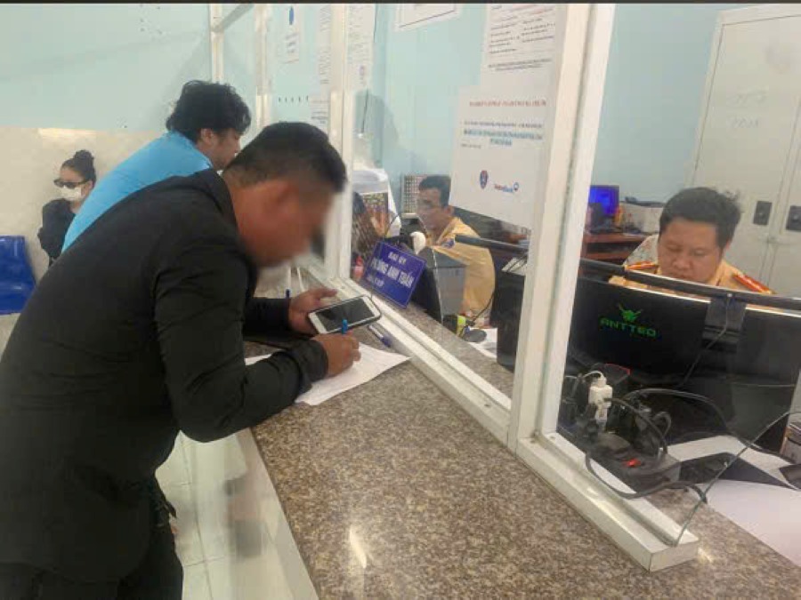 Tài xế vi phạm đến trụ sở CSGT TPHCM làm việc. Ảnh: Công an cung cấp