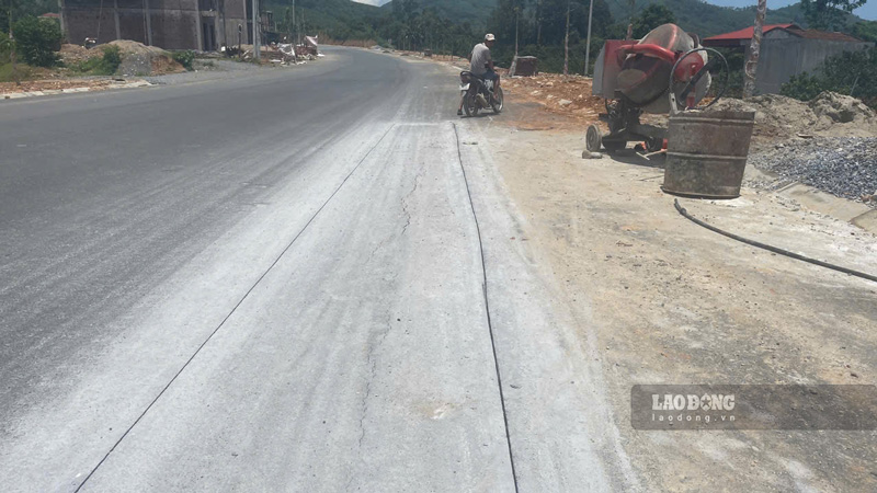 Một đoạn đường với vết nứt ở giữa được cắt ra, chuẩn bị thảm lại. Ảnh: Đinh Đại