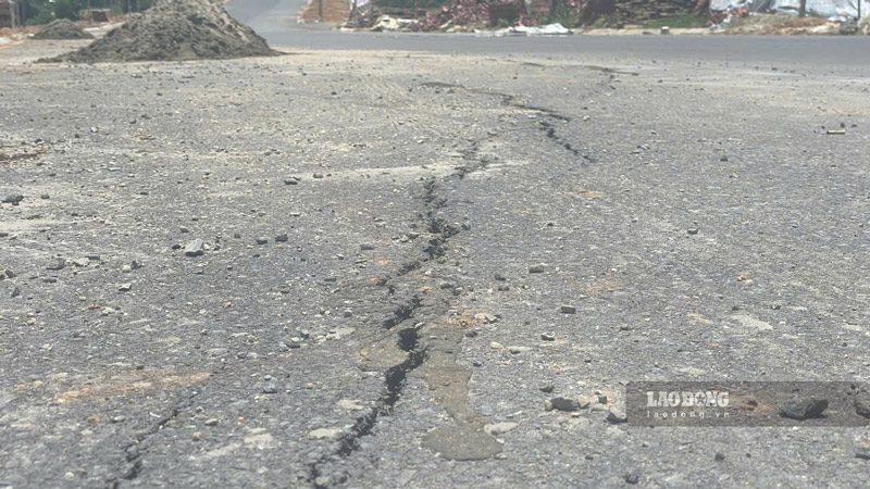 Loạt vết nứt to xuất hiện dù tuyến đường chưa bàn giao. Ảnh: Đinh Đại