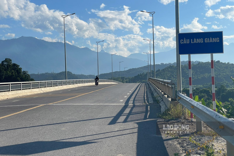 Cầu Làng Giàng với vốn đầu tư 258 tỉ đồng nối thành phố Lào Cai và huyện Bảo Thắng. Ảnh: Đinh Đại
