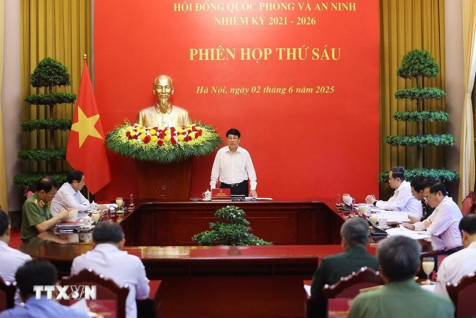 Ủy viên Bộ Chính trị, Chủ tịch nước Lương Cường - Chủ tịch Hội đồng Quốc phòng và An ninh - chủ trì phiên họp. Ảnh: TTXVN
