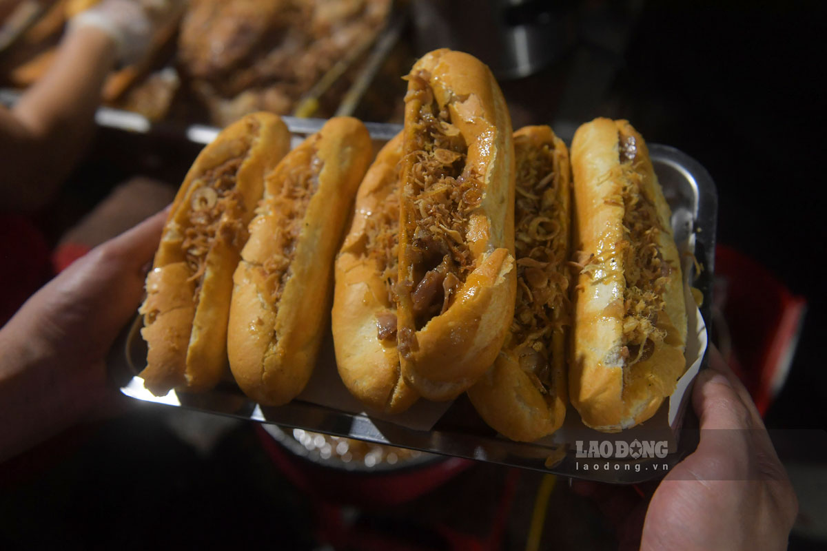 Những chiếc bánh mì pate được bán tại khu vực chân cầu Đò Quan cùng hành phi giòn rụm thơm ngon. Ảnh: Hà Vi