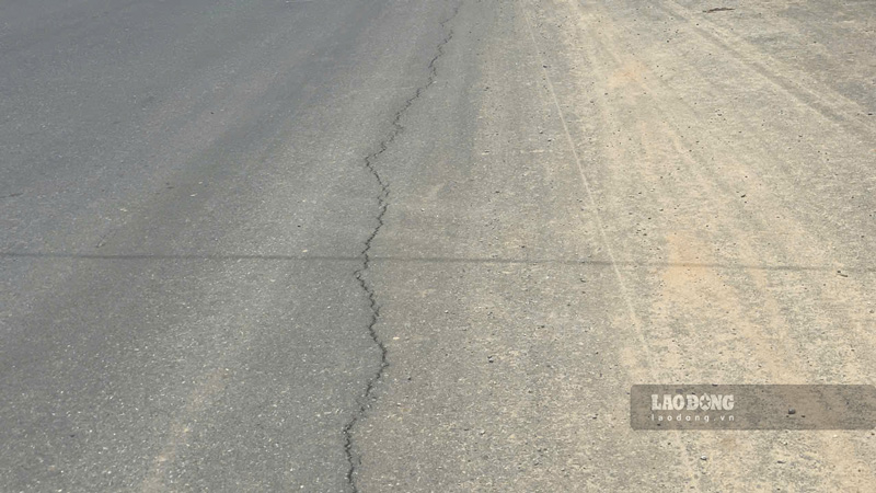 Loạt vết nứt khiến người dân lo lắng về việc đường tiếp tục hư hỏng. Ảnh: Đinh Đại