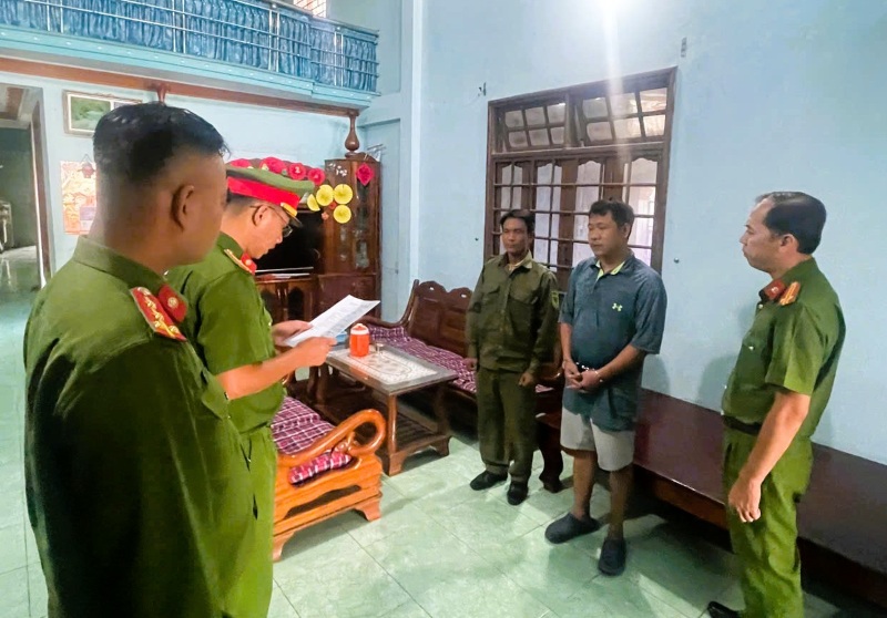 Công an Quảng Nam bắt giữ đối tượng đập phá trụ ATM để lấy tiền. Ảnh: CACC