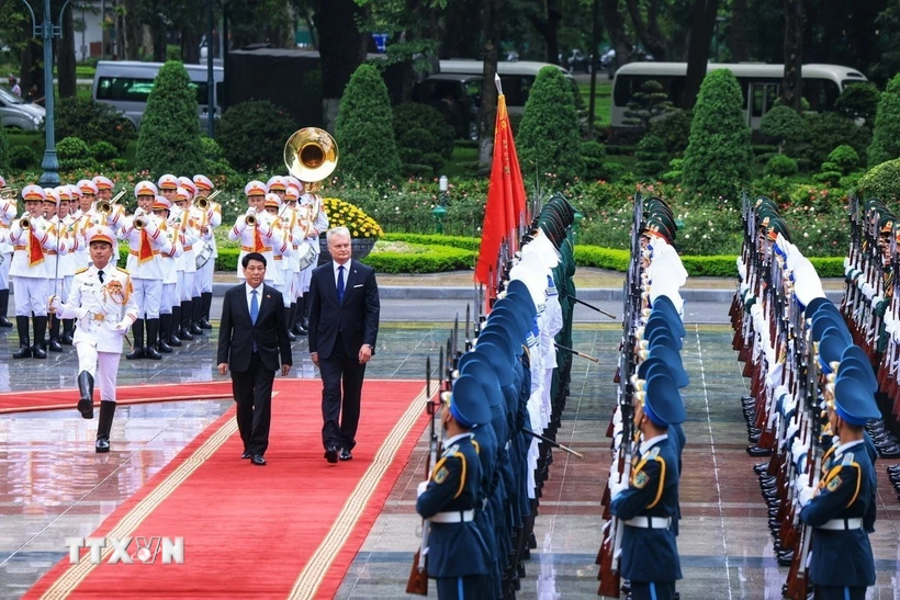 Chủ tịch nước Lương Cường và Tổng thống Cộng hòa Litva Gitanas Nauseda duyệt Đội danh dự Quân đội Nhân dân Việt Nam. (Ảnh: Tuấn Anh/TTXVN)