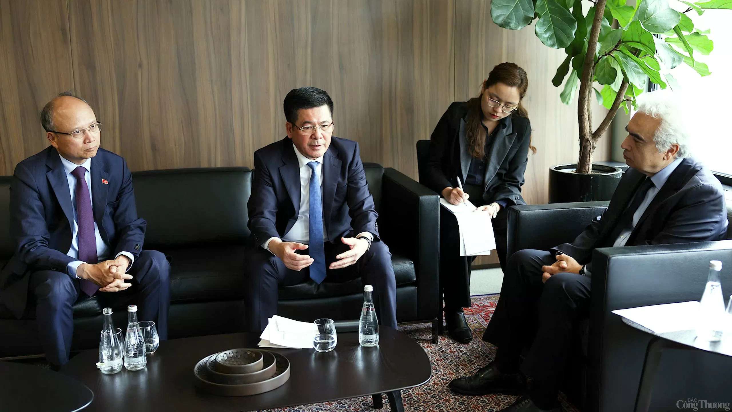 Chùm ảnh: Bộ trưởng Nguyễn Hồng Diên làm việc với Giám đốcIEA Chùm ảnh: Bộ trưởng Nguyễn Hồng Diên làm việc với Giám đốcIEA