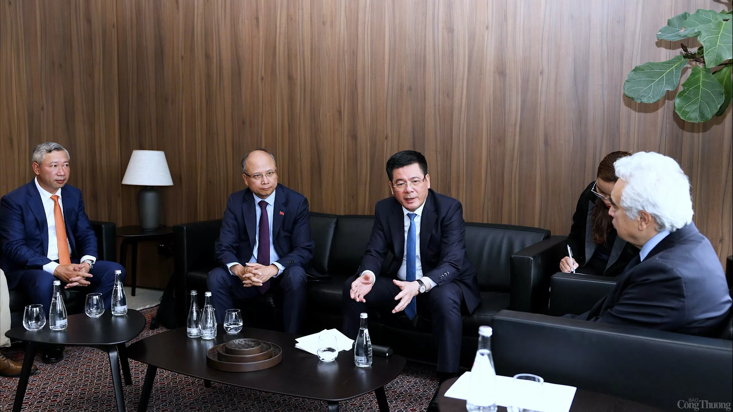 Chùm ảnh: Bộ trưởng Nguyễn Hồng Diên làm việc với Giám đốcIEA Chùm ảnh: Bộ trưởng Nguyễn Hồng Diên làm việc với Giám đốcIEA