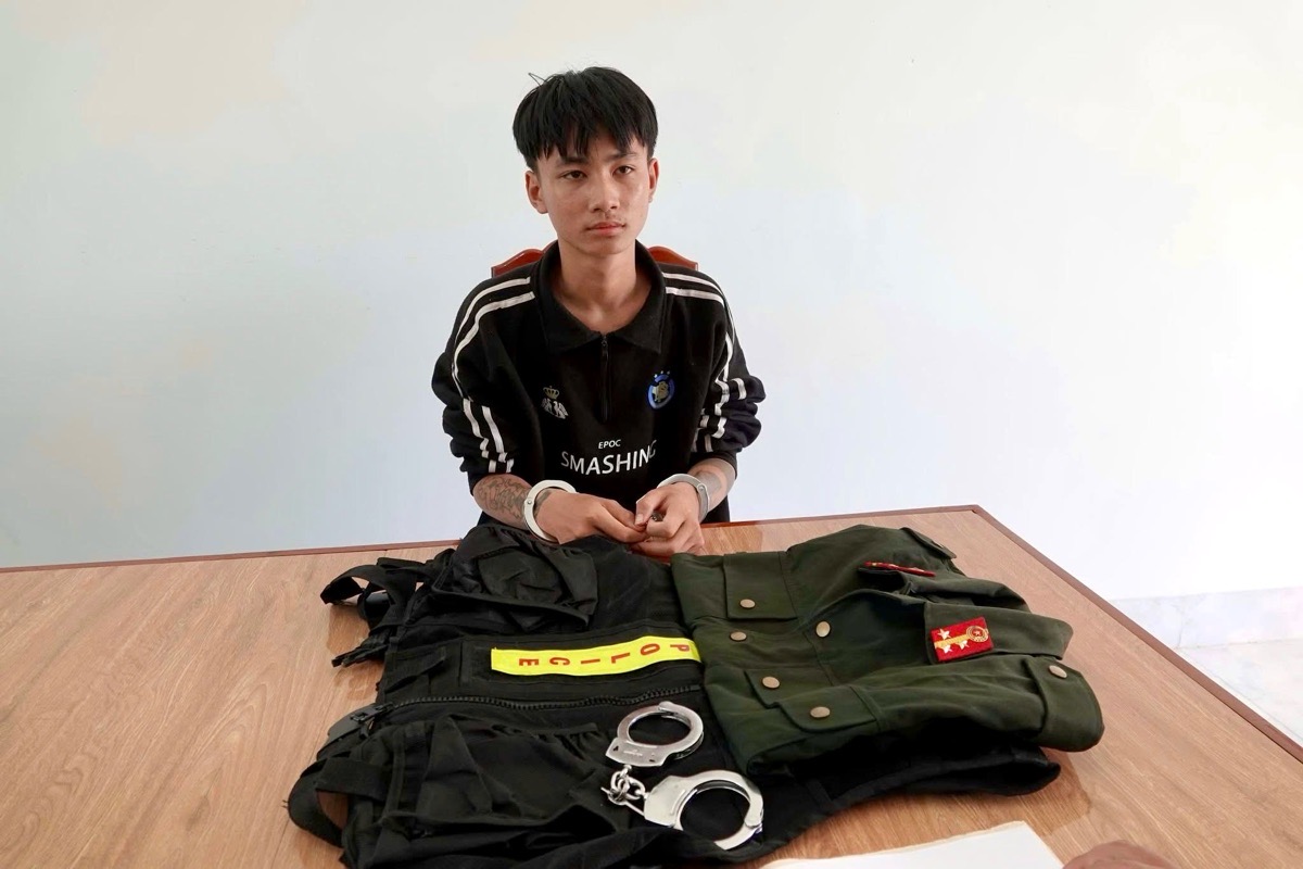 Đối tượng Nguyễn Phạm Hoàng Dương cùng tang vật là trang phục cảnh sát cơ động, còng số 8 đặt mua trên mạng. Ảnh: Công an