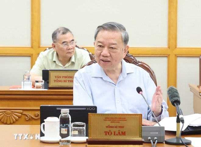 Giải quyết chế độ chính sách cho người nghỉ, khuyến khích cán bộ còn tuổi làm việc