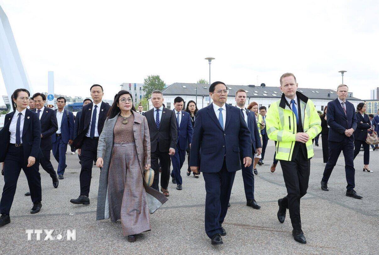 Thủ tướng Chính phủ Phạm Minh Chính và Phu nhân đến tham quan cảng Tallinn. Ảnh: TTXVN