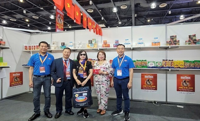 Hình ảnh đoàn công tác của Safoco giới thiệu sản phẩm tại gian hàng Thương vụ.