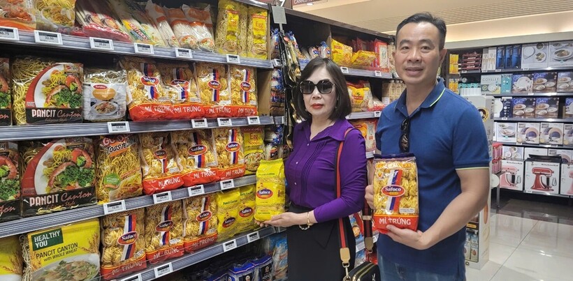 Đoàn công tác của Safoco khảo sát trưng bày sản phẩm tại siêu thị.