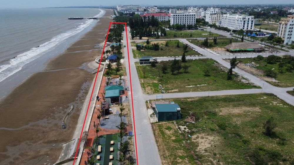 Khu vực (dấu khoanh đỏ), nơi xảy ra tình trạng xây dựng công trình trái phép tại bờ biển. Ảnh: Quách Du