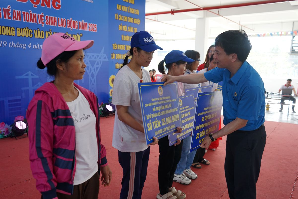Đại diện lãnh đạo LĐLĐ tỉnh Thanh Hóa trao hỗ trợ nhà “Mái ấm Công đoàn” cho đoàn viên khó khăn nhân “Tháng Công nhân” năm 2025. Ảnh: Quách Du
