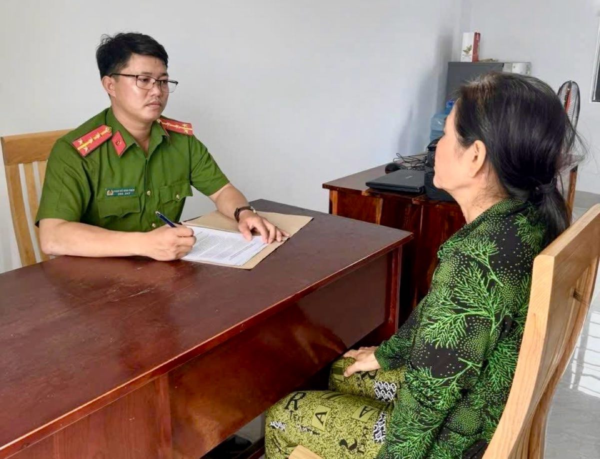 Công an làm việc với đối tượng bị truy nã Đoàn Thị Đẹp sau khi bị bắt giữ. Ảnh: Công an