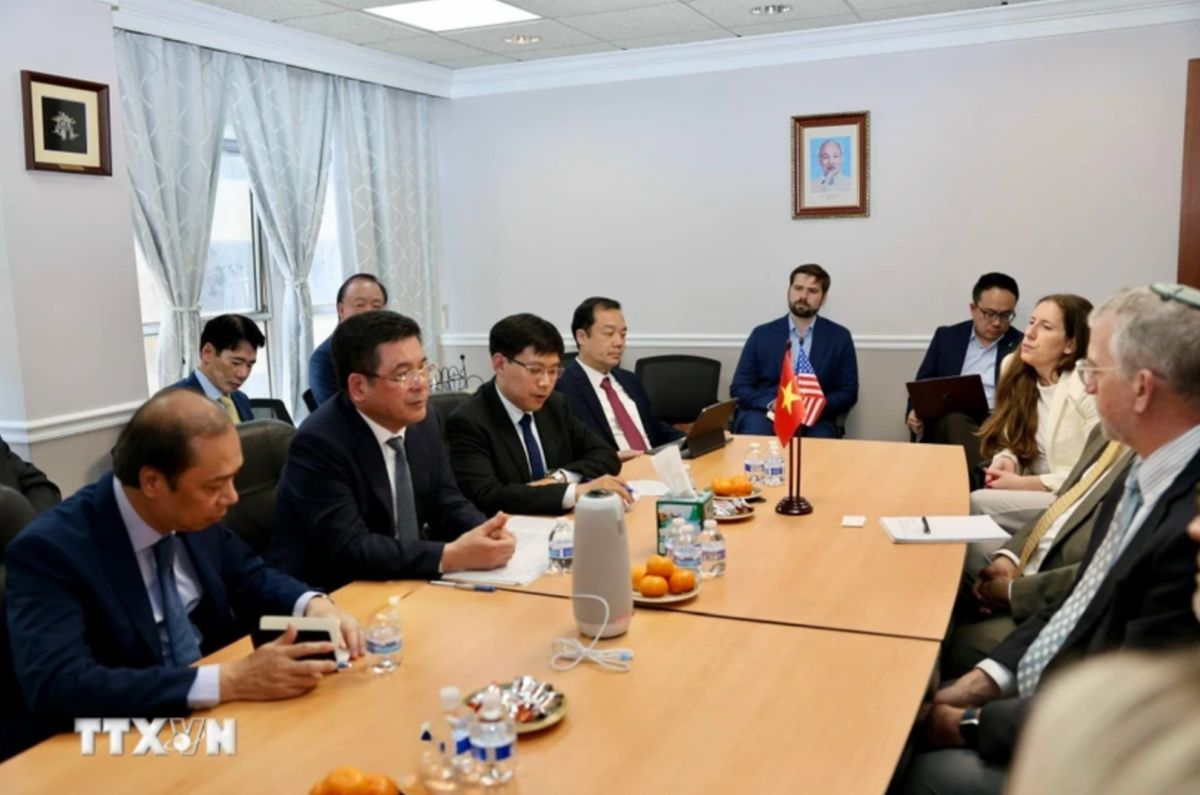Bộ trưởng Công Thương Nguyễn Hồng Diên làm việc với lãnh đạo Hiệp hội Dệt may, Giày dép Mỹ (AAFA) và các doanh nghiệp dệt may, da giày hàng đầu của Mỹ. Ảnh: TTXVN