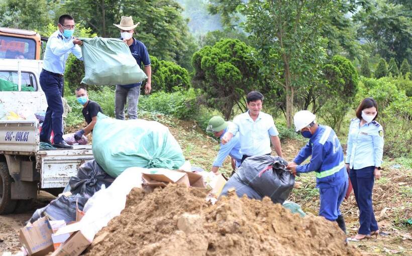 Chi cục QLTT Lào Cai tổ chức tiêu thụ hàng hóa vi phạm. Ảnh: NC