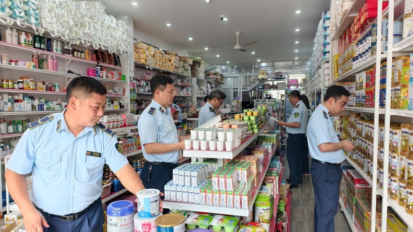 Lực lượng QLTT tỉnh Lào Cai xử lý 182 vụ, xử phạt hành chính 1,2 tỷ đồng trong tháng cao điểm chống buôn lậu, hàng giả. Ảnh: Nguyễn Cường