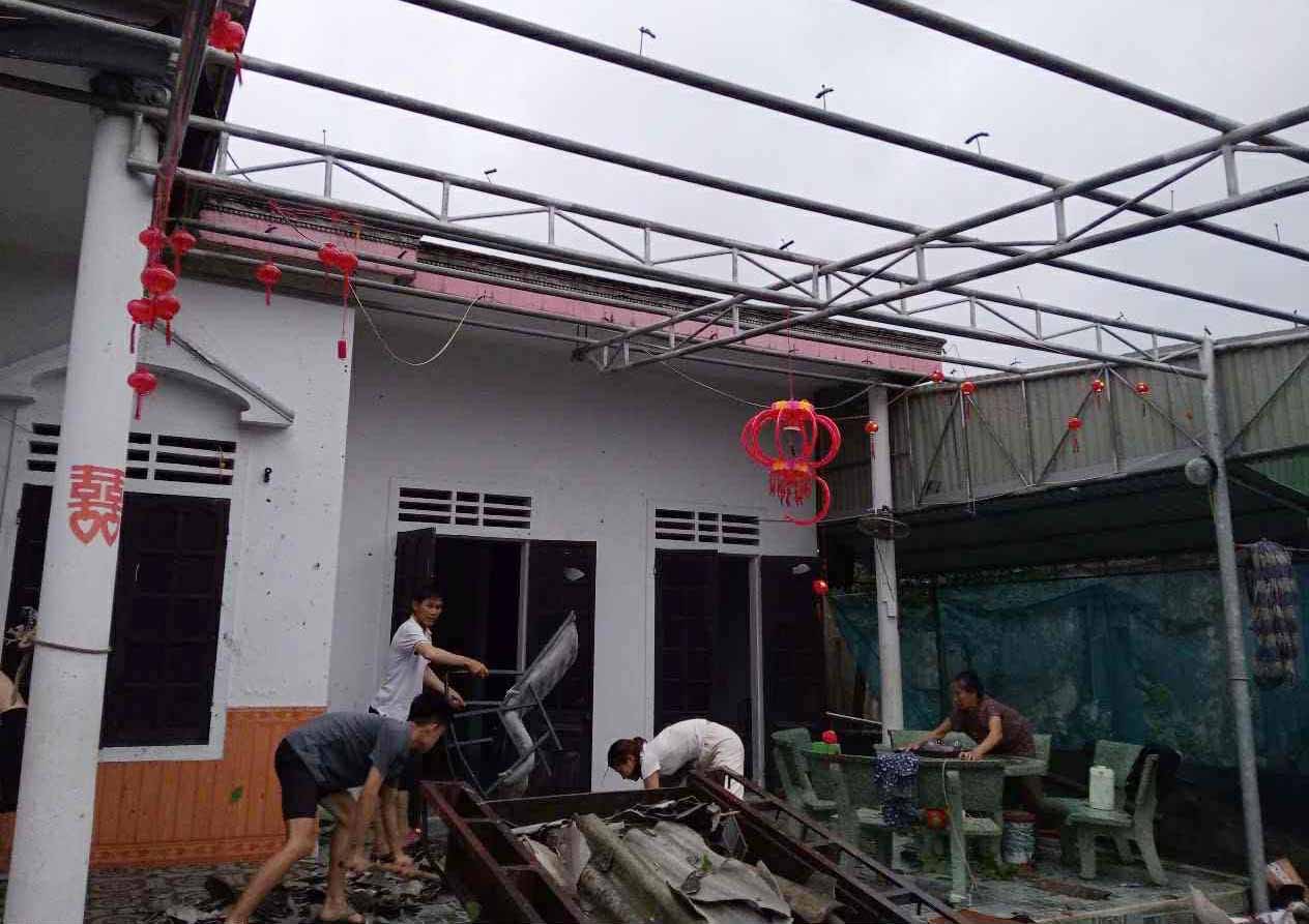 Một số nhà dân ở xã Cẩm Trung bị tốc mái vào chiều tối ngày 12.6. Ảnh: Trần Hưng.