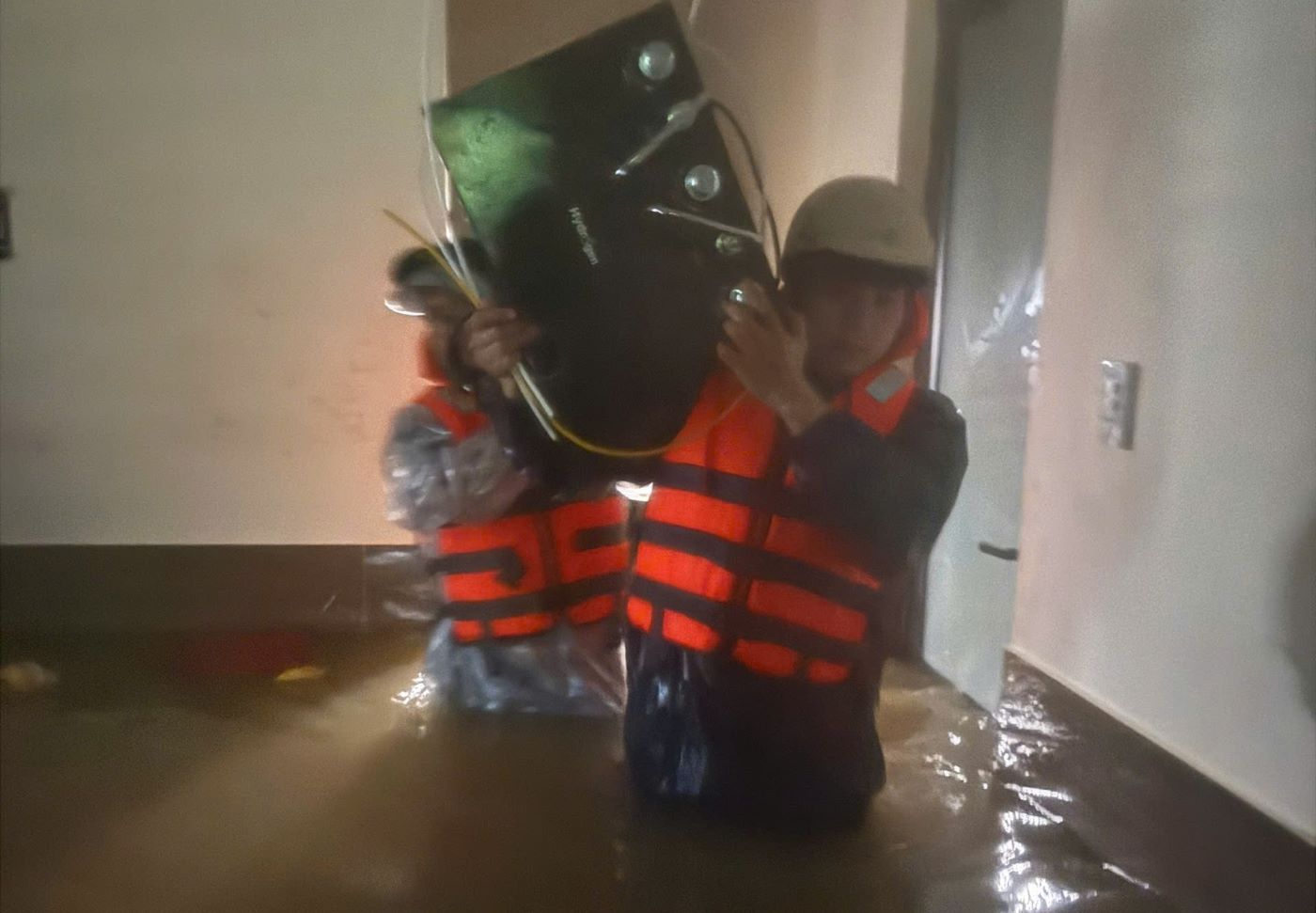 Trong đêm, người dân và tài sản được di dời vì nước dâng đột ngột. Ảnh: Hàn Nguyên