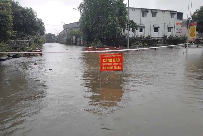 Mưa lớn, ngập sâu cục bộ một số tuyến đường ở Hà Tĩnh