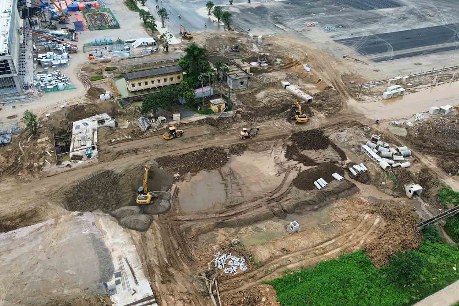 Công trường dự án xây dựng cầu Tứ Liên phía huyện Đông Anh (Hà Nội). Ảnh: Hữu Chánh