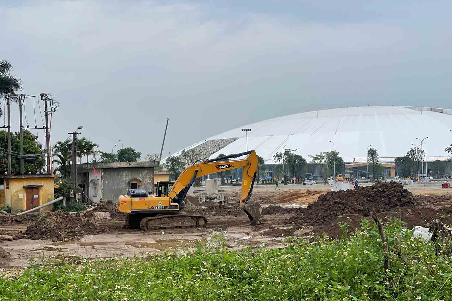Máy móc tập kết phục vụ thi công dự án. Ảnh: Hữu Chánh