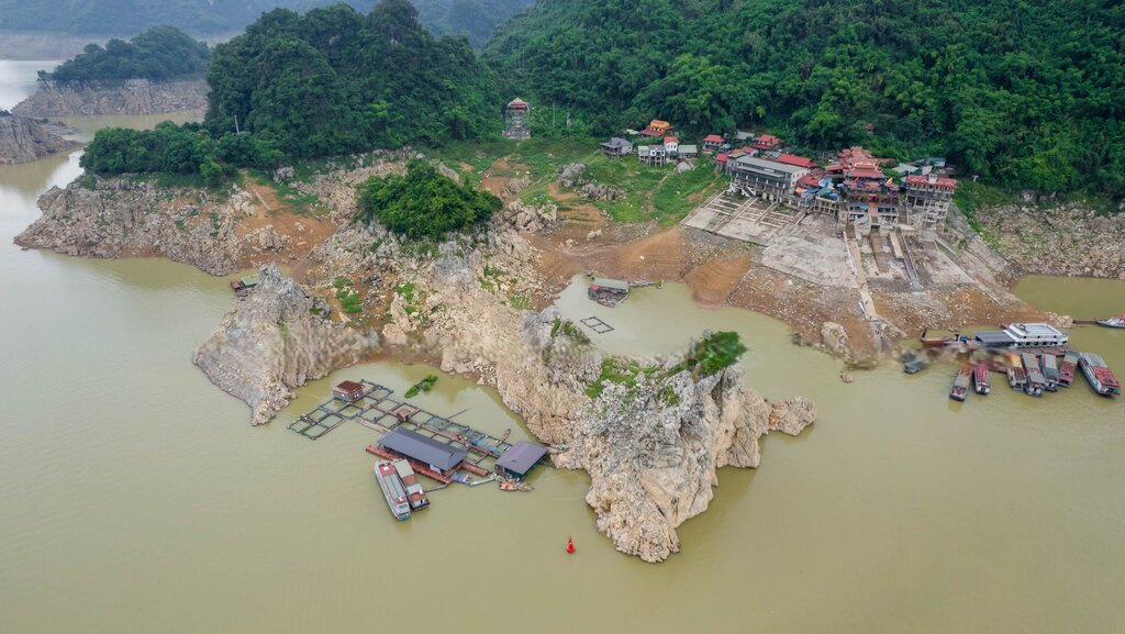 Bến thuyền Thác Bờ mùa nước rút mang vẻ đẹp hoang sơ, lạ lẫm. Du khách hào hứng khám phá khu vực chân chùa – nơi hiếm khi được nhìn thấy khi nước hồ ở mức bình thường. Ảnh: Alibaba
